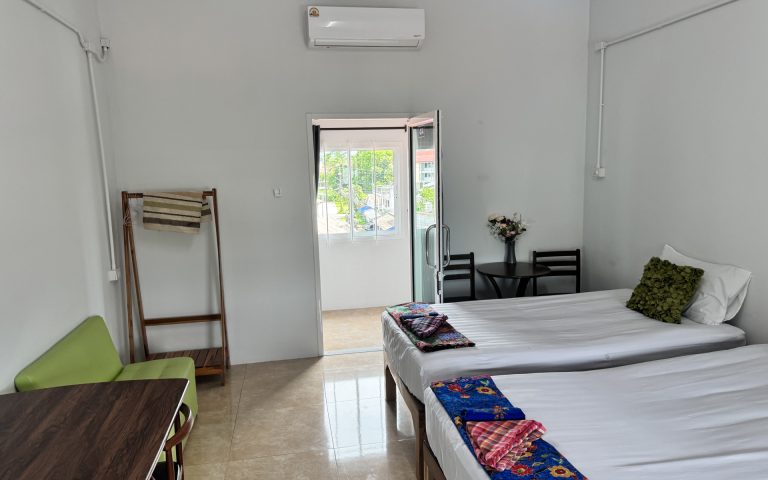 Spacious triple room with three single beds and air conditioning – Lamai Inn, 4th floor