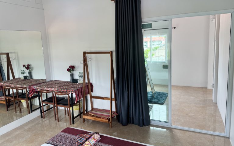 Room with one double bed and fan, located on the 4th floor at Lamai Inn hotel