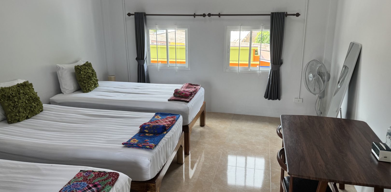 Spacious triple room with three single beds and air conditioning – Lamai Inn, 4th floor