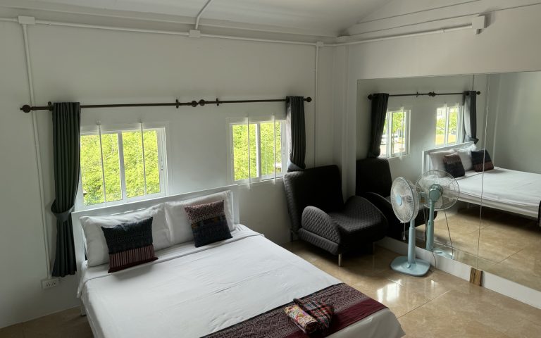 Room with one double bed and fan, located on the 4th floor at Lamai Inn hotel 