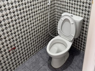 Double room on the 1st floor with private bathroom, air conditioning, fan, TV, and refrigerator – Lamai Inn