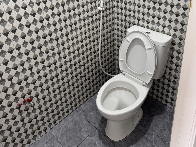 Double room on the 1st floor with private bathroom, air conditioning, fan, TV, and refrigerator – Lamai Inn