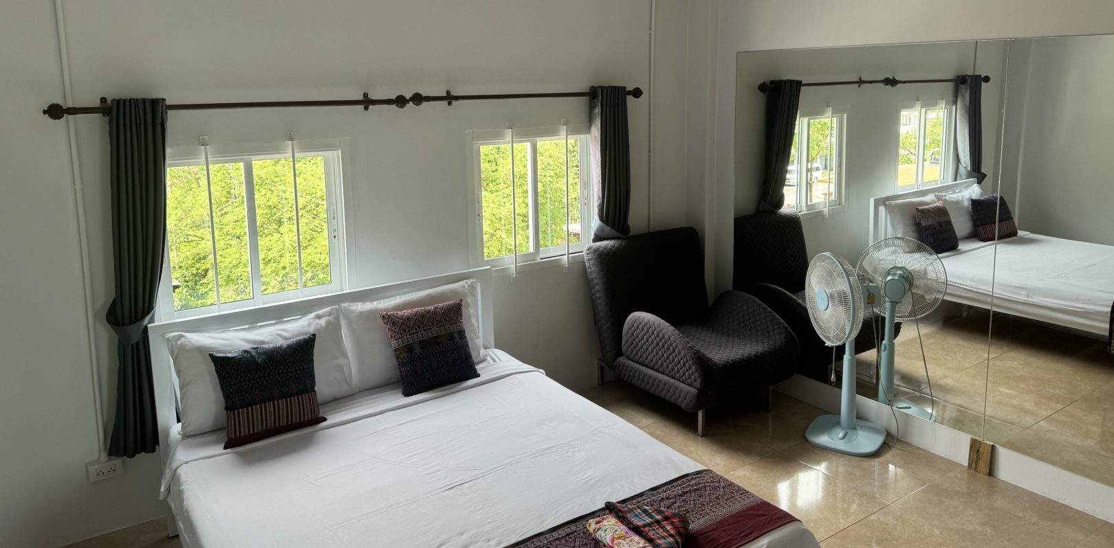 Room with one double bed and fan, located on the 4th floor at Lamai Inn hotel