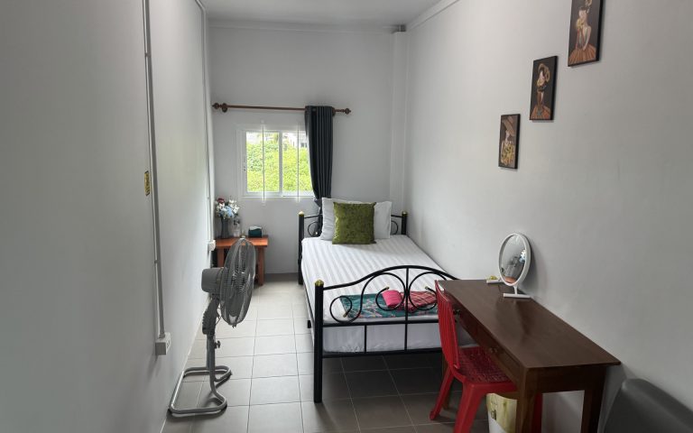 Small single room with one bed and a fan, no air conditioning – Lamai Inn, 4th floor