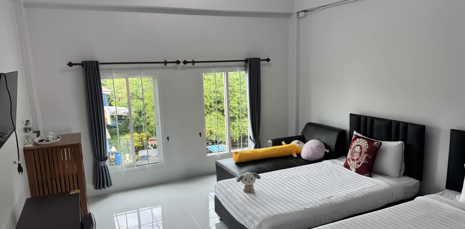 Twin room with two single beds, air conditioning, fridge, and TV on the 3rd floor, shared bathroom – Lamai Inn