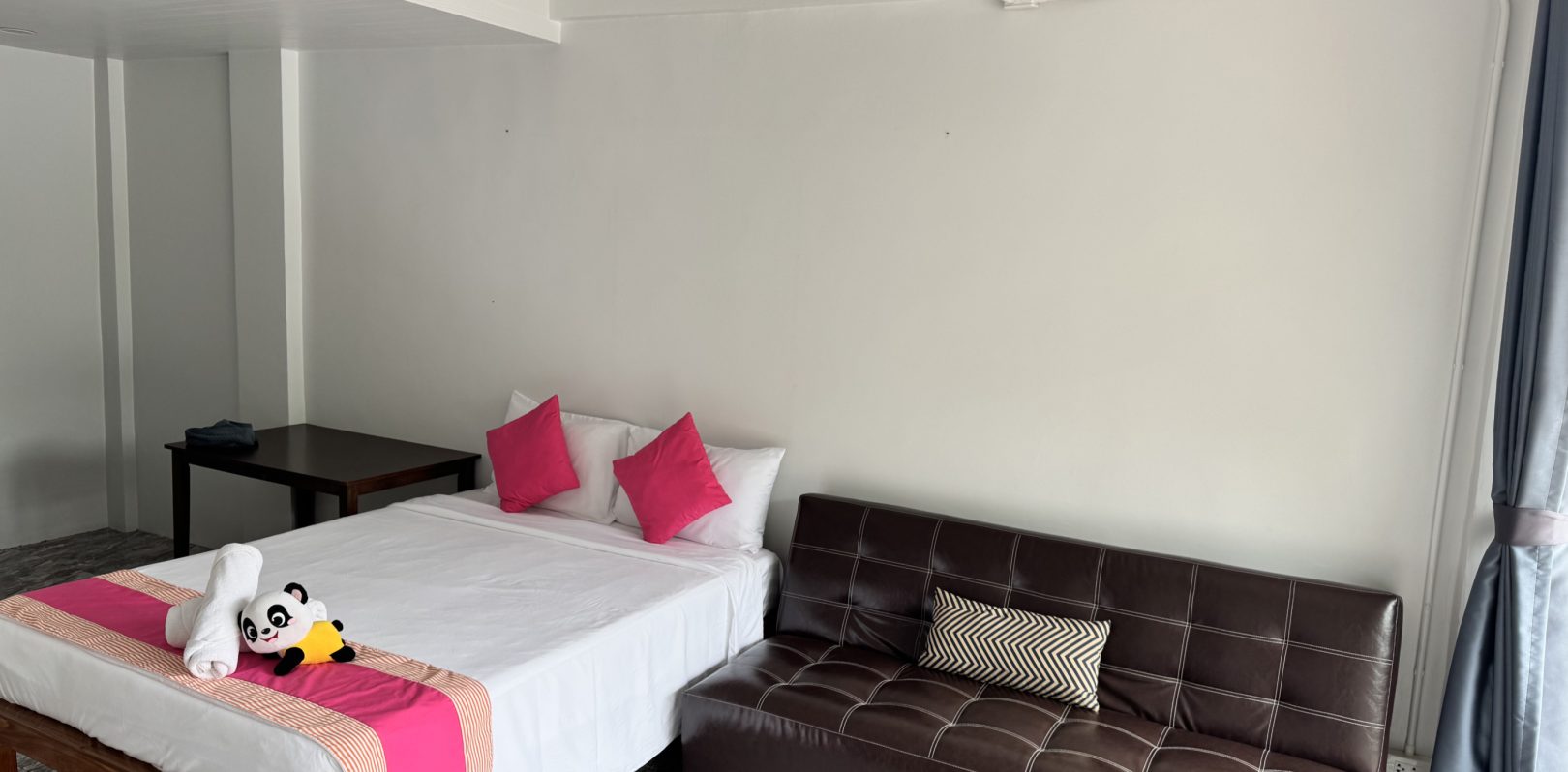 Double room on the 1st floor with private bathroom, air conditioning, fan, TV, and refrigerator – Lamai Inn