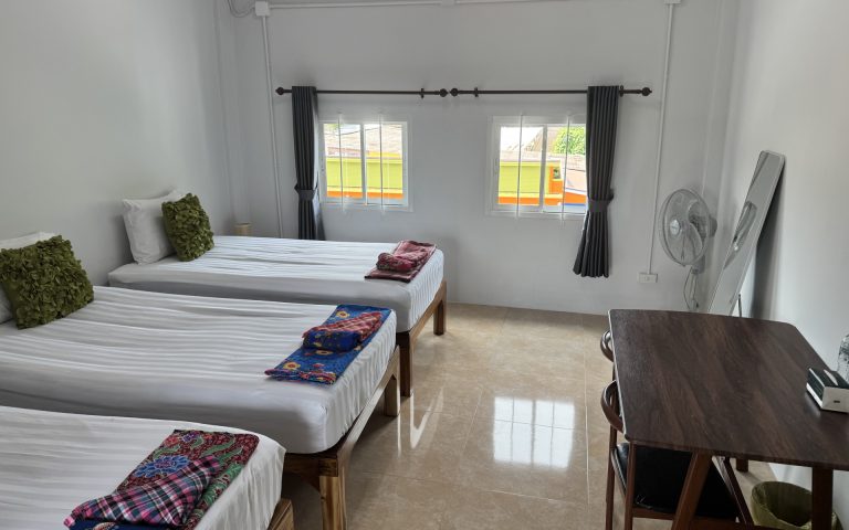 Spacious triple room with three single beds and air conditioning – Lamai Inn, 4th floor
