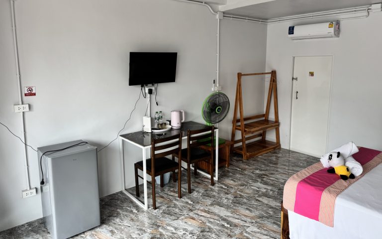 Double room on the 1st floor with private bathroom, air conditioning, fan, TV, and refrigerator – Lamai Inn