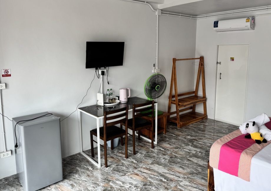 Double room on the 1st floor with private bathroom, air conditioning, fan, TV, and refrigerator – Lamai Inn