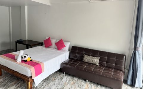 Double room on the 1st floor with private bathroom, air conditioning, fan, TV, and refrigerator – Lamai Inn