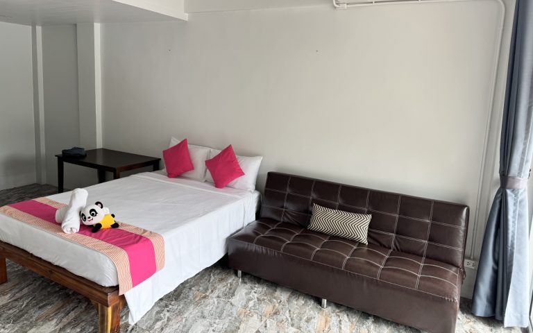 Double room on the 1st floor with private bathroom, air conditioning, fan, TV, and refrigerator – Lamai Inn