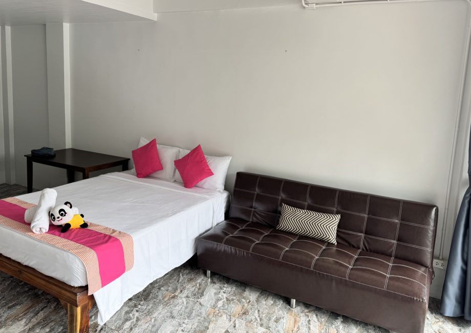 Double room on the 1st floor with private bathroom, air conditioning, fan, TV, and refrigerator – Lamai Inn
