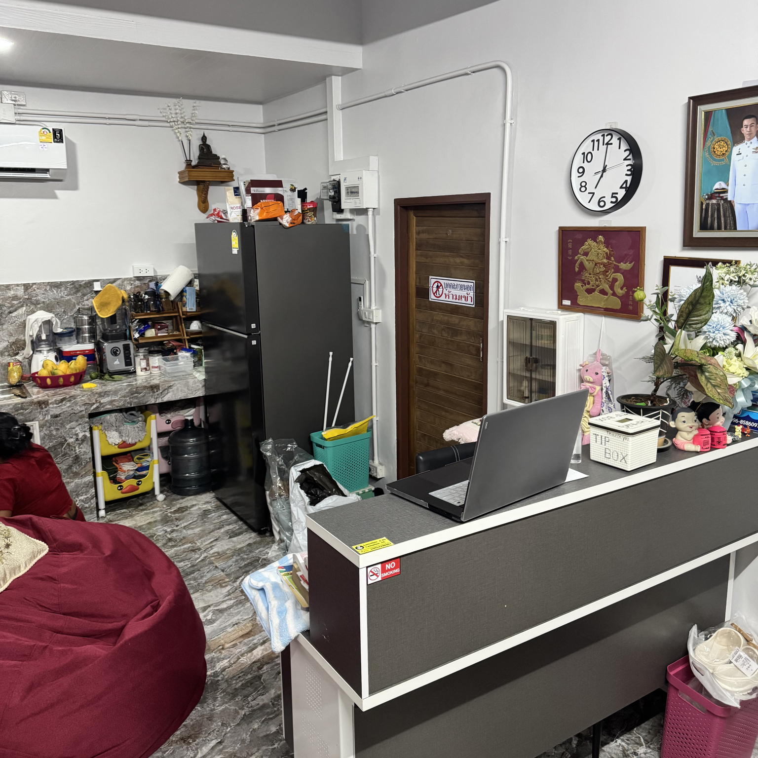 Front desk and reception area of Lamai Inn Ranong with comfortable seating and welcoming staff